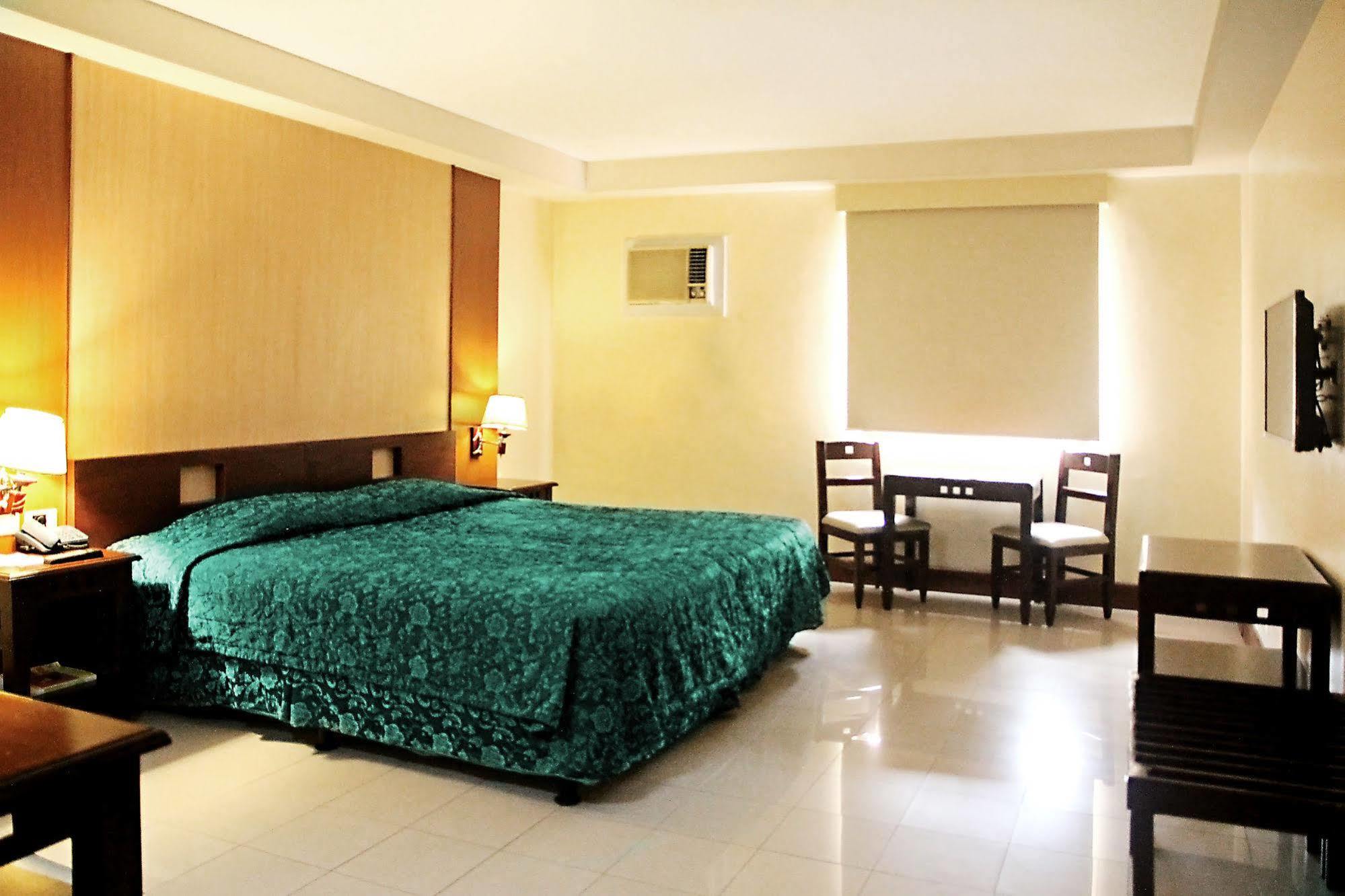 Cherry Blossoms Hotel 마닐라 외부 사진