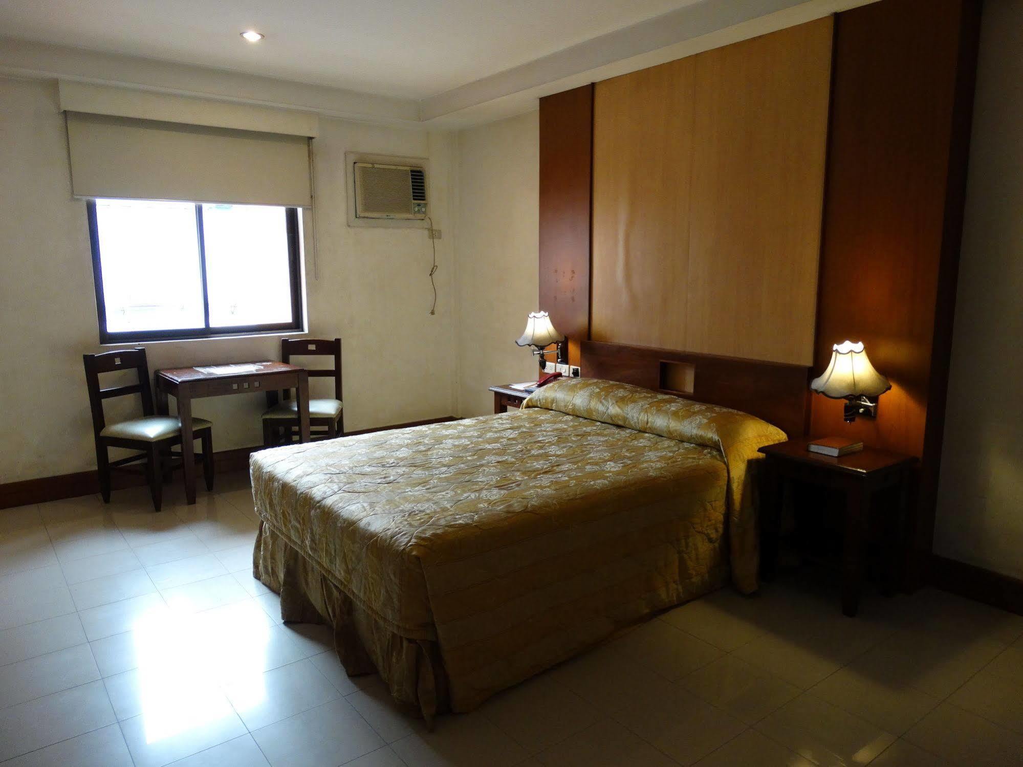 Cherry Blossoms Hotel 마닐라 외부 사진