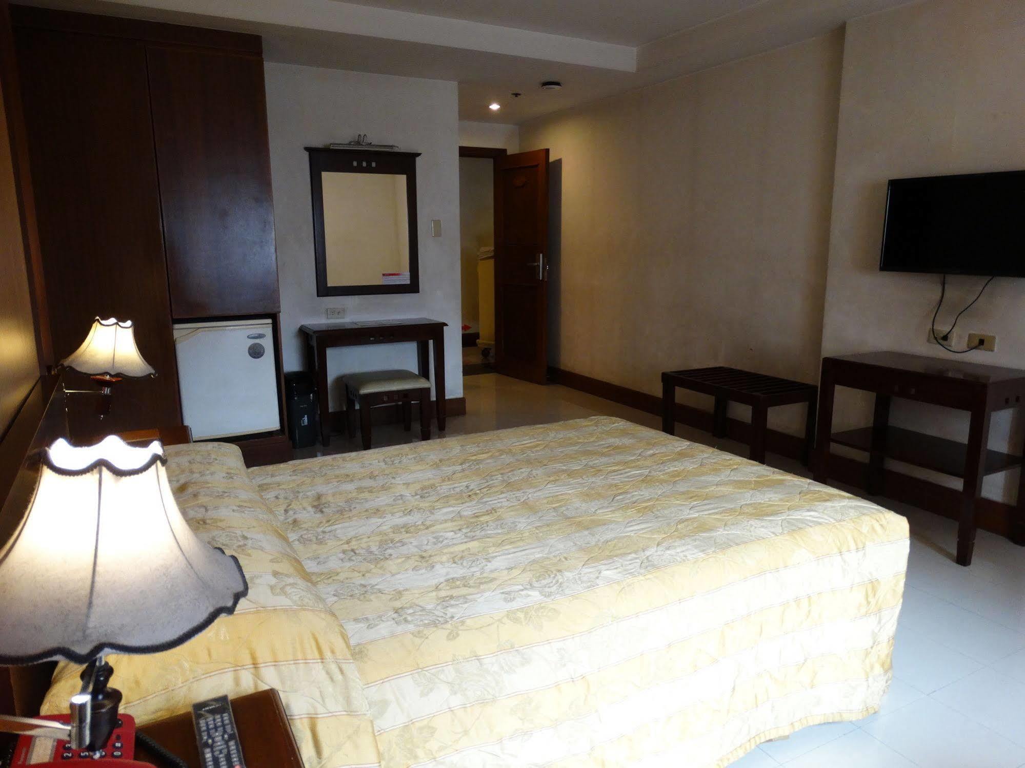 Cherry Blossoms Hotel 마닐라 외부 사진
