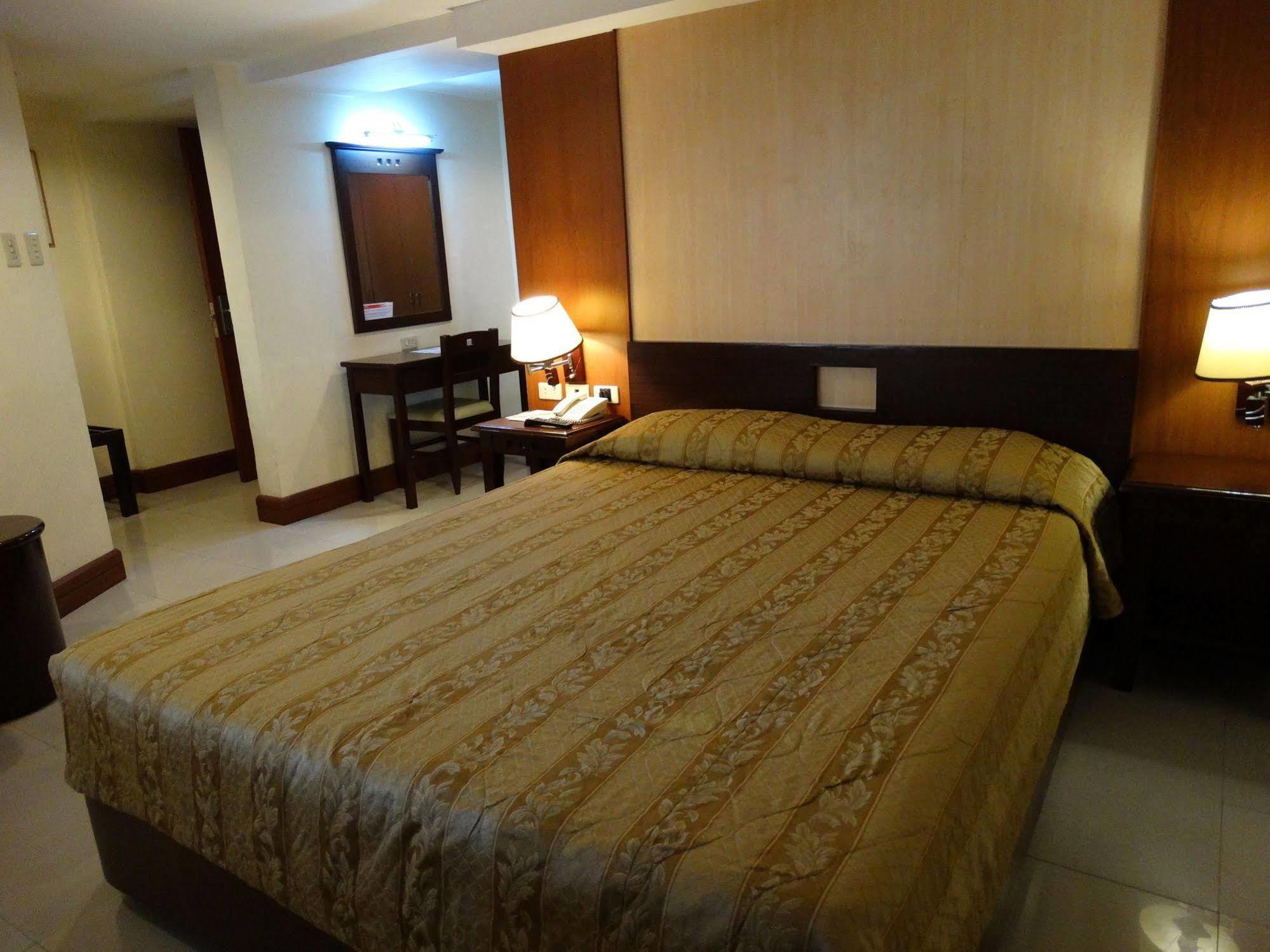 Cherry Blossoms Hotel 마닐라 외부 사진