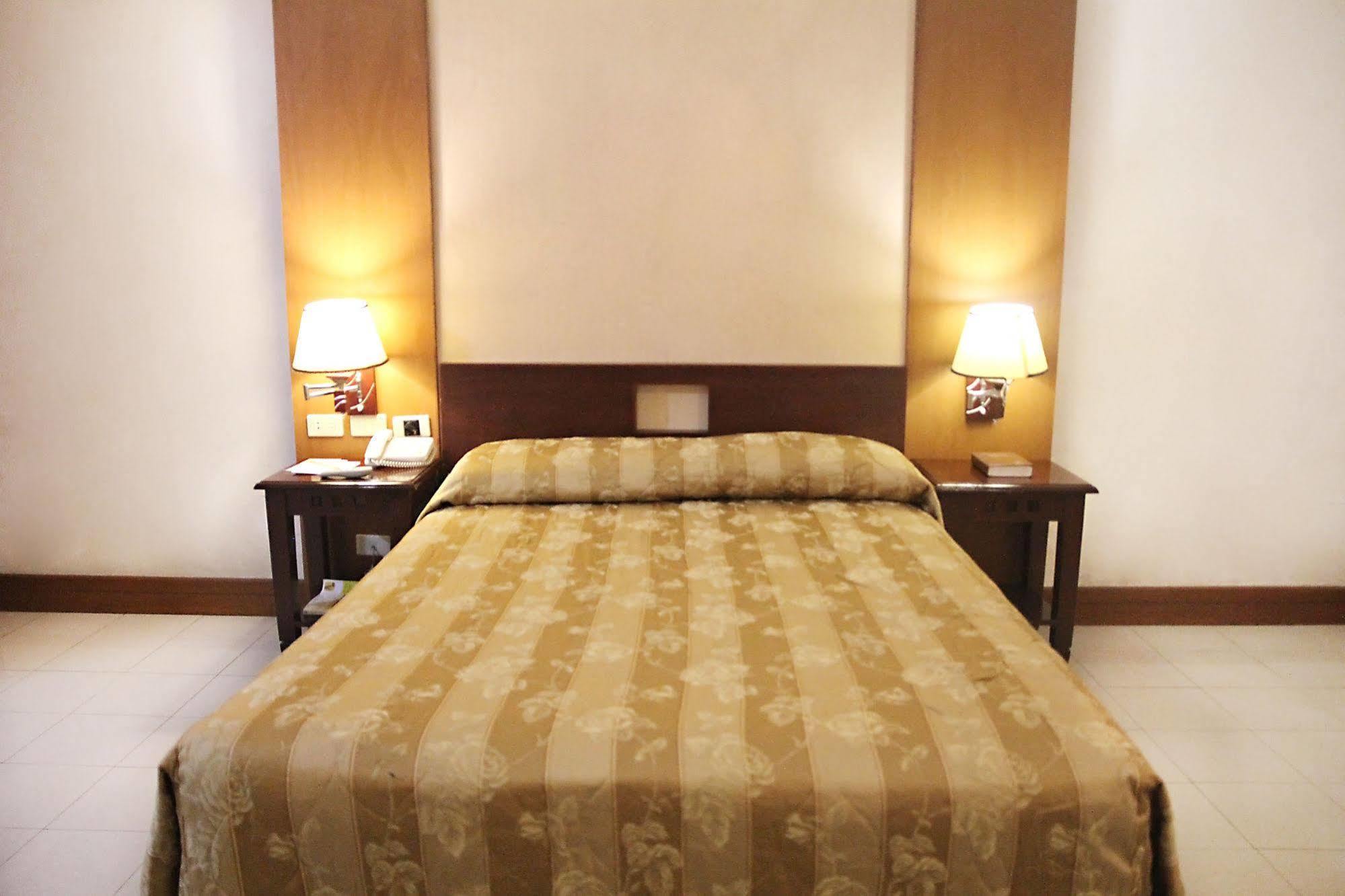 Cherry Blossoms Hotel 마닐라 외부 사진