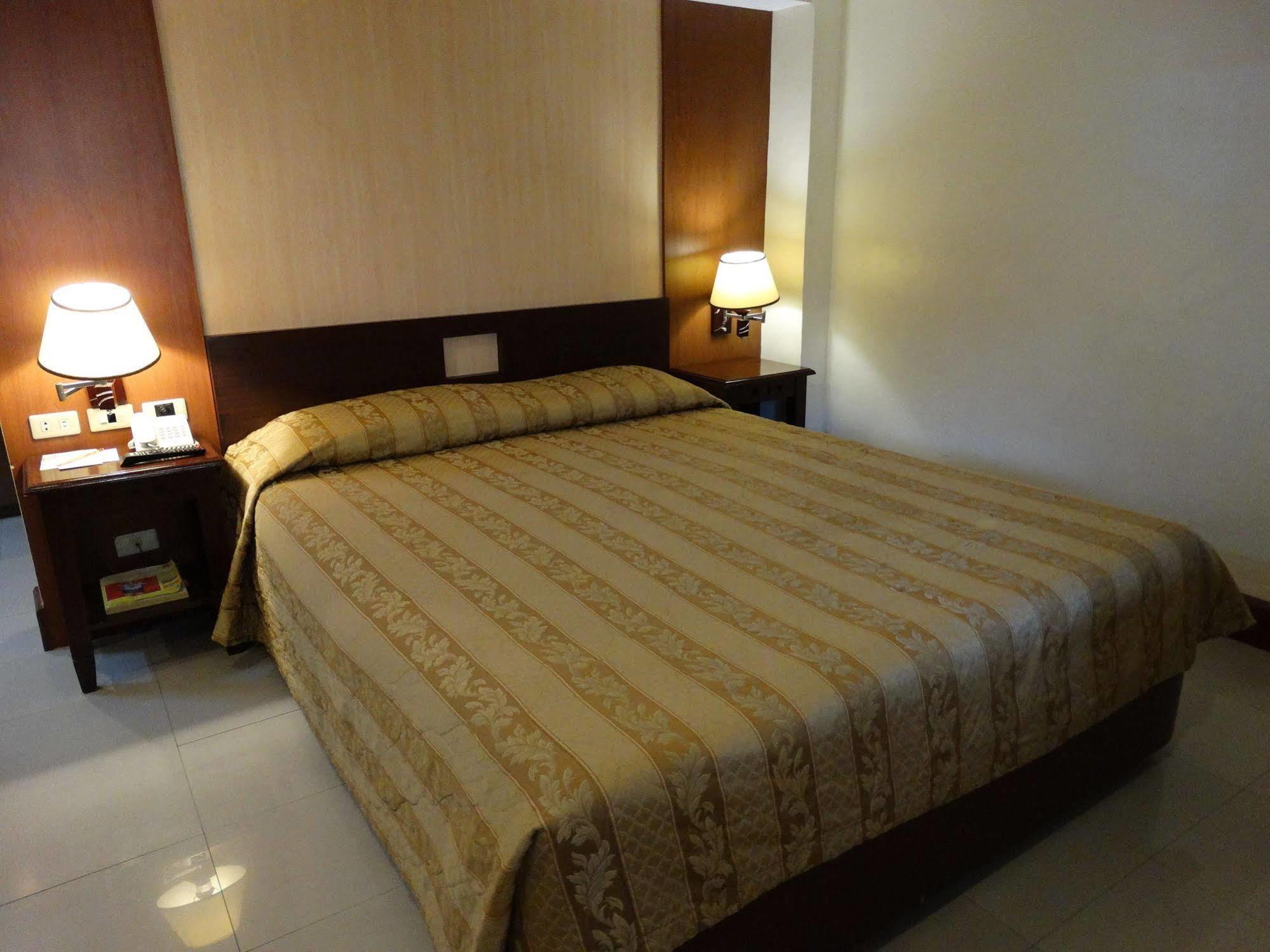Cherry Blossoms Hotel 마닐라 외부 사진